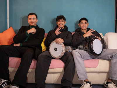 Hussein, Süleyman und Rashko vom Jugendwerk | © AWO Bremerhaven / Simone Hryzyk Drei Jugendliche auf einer Couch | © AWO Bremerhaven / Simone Hryzyk